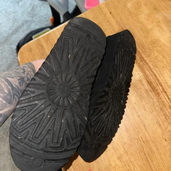 UGG Black Slippers with Gray Trim - Picture 4 of 6